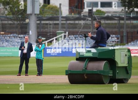 Australiens Trainer Justin langer schaut sich das Wicket während des One Day Tour Match zwischen Sussex und Australien auf dem 1. Central County Ground in Hove an. Juni 07 2018 Stockfoto