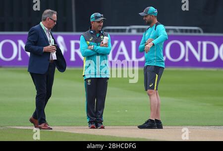 Australiens Trainer Justin langer schaut sich das Wicket vor dem One Day Tour Match zwischen Sussex und Australien auf dem 1. Central County Ground in Hove an. Juni 07 2018 Stockfoto