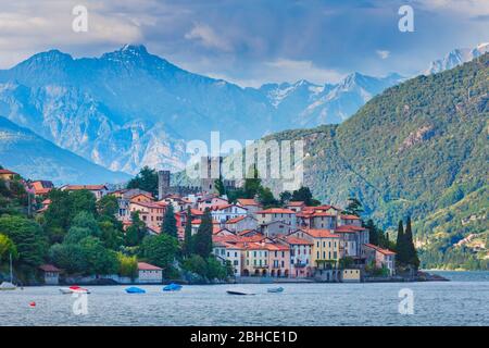 Santa Maria Rezzonico, Comer See, Comer Provinz, Lombardei, Italien. Das Dorf und das Schloss. Stockfoto