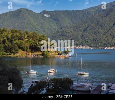 Blick über den Comer See, die Provinz Como, Lombardei, Italien, von Sala Comacina zur kleinen Isola Comacina oder Comacina Insel. Stockfoto