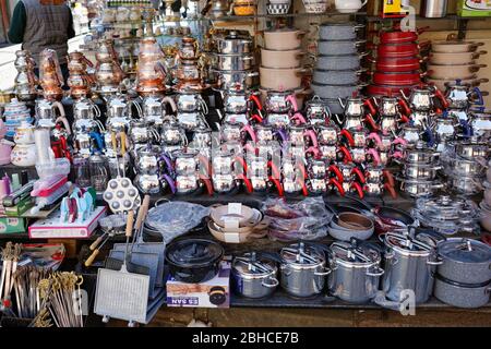 Türkischer Doppelkessel Teekocher, Schnellkochtöpfe, Kochtöpfe und Küchenartikel auf einem Straßenstand im Eminonu Bazaar. Stockfoto