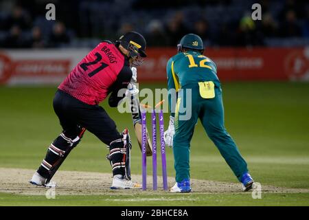 Keshav Maharaj aus Südafrika bowst Danny Briggs von Sussex während des Tour Match zwischen Sussex und Südafrika auf dem 1. Central County Ground in Hove. 19 Mai 2017 Stockfoto