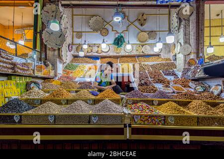 Getrocknete Früchte und Samen stehen im Basar von Marrakesch Medina, Marokko. Stockfoto