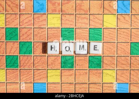 Moskau, Russland - 09. April 2020: Scrabble-Spielbriefe. Word Home auf Spielbrett. Flach legen von oben Stockfoto