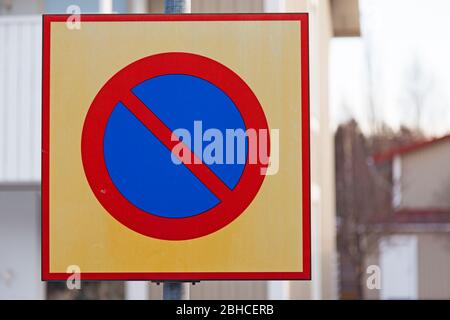 Straßenschild, das bedeutet, dass Parken in der Gegend verboten ist Stockfoto