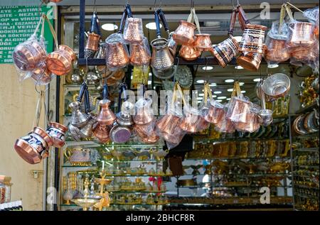 Mehrere türkische Kaffeekannen aus Kupfer und Zinn hängen an einem Straßenstand im Eminonu Bazaar von Istanbul. Stockfoto