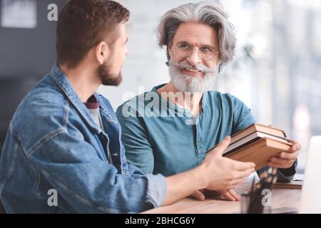 Mentor Bücher für junge Fotografen im Studio Stockfoto