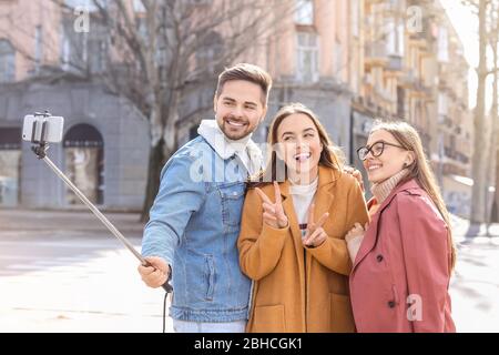 Glückliche Freunde nehmen Selfie im freien Stockfoto