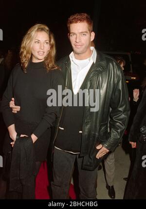 LOS ANGELES, CA. c. 1995: Sänger Harry Connick Jr & Frau Jill Goodacre. Foto © Paul Smith/Featureflash Stockfoto