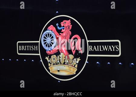 Ein Logo der British Railways auf einer Dampfeisenbahn auf der Keighley and Worth Valley Railway, England. Das Firmenlogo wurde zwischen 1956 und 1965 verwendet. Stockfoto
