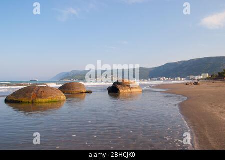 Bunker am Strand von albanien, in der Nähe von Durres Stockfoto