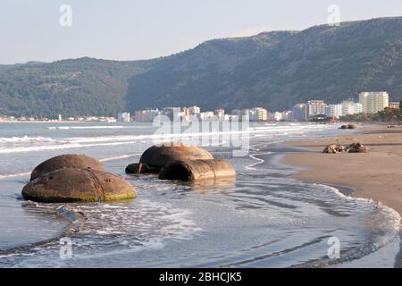Bunker am Strand von albanien, in der Nähe von Durres Stockfoto
