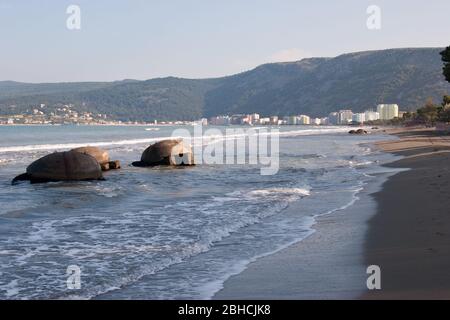 Bunker am Strand von albanien, in der Nähe von Durres Stockfoto