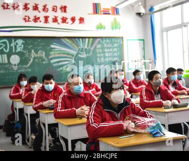 Taiyuan, Chinas Provinz Shanxi. April 2020. Die Schüler werden in einer Mittelschule in Taiyuan, Nordchina, Provinz Shanxi, am 25. April 2020, in der Klasse sein. Die Schüler in ihrem letzten Jahr der Junior High School kehrten am Samstag in die Schule in Taiyuan zurück. Kredit: Chai Ting/Xinhua/Alamy Live News Stockfoto