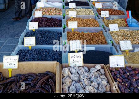 Getrocknete Nüsse und Früchte, darunter Trauben, Feigen, Johannisbrot und Schwarzsamen, auf einem Straßenhändler-Stand in Eminonu, Istanbul - Türkei Stockfoto