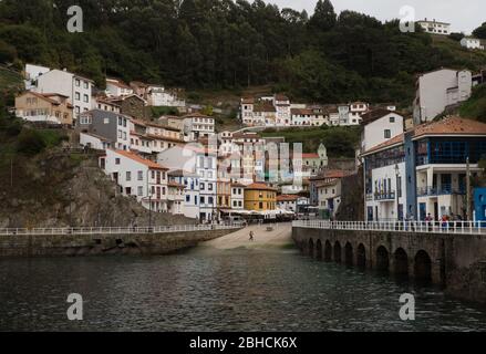 Cudillero Fischerdorf in Asturien, Nordspanien Stockfoto