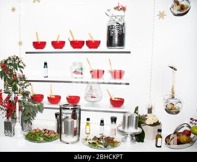 Leckere Canapes Salate rote Schalen in Reihe Vorspeisen, isoliert auf weißen Regalen zeigen Hintergrund Blick, Finger Food Snacks während des Hotel Brunch Buffet, f Stockfoto