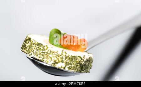 Leckere Häppchen in Reihe mit Kaviar und Frischkäse Vorspeisen, isoliert auf weißem Hintergrund Blick, Finger Food Snacks während des Hotel Brunch Stockfoto