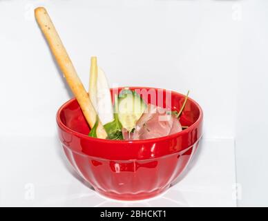 Leckere Canapes Salate rote Schalen in Reihe Vorspeisen, isoliert auf weißen Regalen zeigen Hintergrund Blick, Finger Food Snacks während des Hotel Brunch Buffet, f Stockfoto