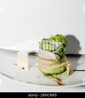 Leckere Häppchen in Reihe mit Kaviar und Frischkäse Vorspeisen, isoliert auf weißem Hintergrund Blick, Finger Food Snacks während des Hotel Brunch Stockfoto