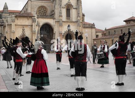 Asturische Dudelsack-Band in traditioneller Kleidung in Oviedo, Asturien, Nordspanien Stockfoto