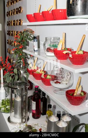 Leckere Canapes Salate rote Schalen in Reihe Vorspeisen, isoliert auf weißen Regalen zeigen Hintergrund Blick, Finger Food Snacks während des Hotel Brunch Buffet, f Stockfoto