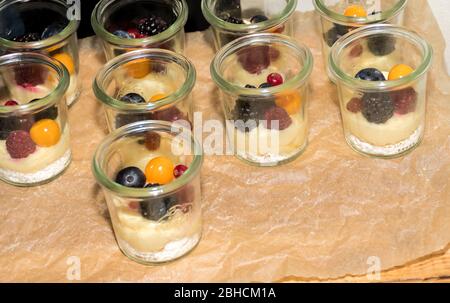 Dessert-Buffet oder Candy Bar während der Catering-Veranstaltung. Viele verschiedene Süßigkeiten Nahaufnahme: Kekse, Gebäck, Bäckerei, Torte, Kuchen, Muffins, Tassen, Zitrone, Vanille, Stockfoto