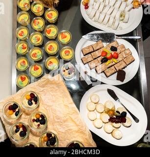 Dessert-Buffet oder Candy Bar während der Catering-Veranstaltung. Viele verschiedene Süßigkeiten Nahaufnahme: Kekse, Gebäck, Bäckerei, Torte, Kuchen, Muffins, Tassen, Zitrone, Vanille, Stockfoto