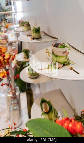 Leckere Häppchen in Reihe mit Kaviar und Frischkäse Vorspeisen, isoliert auf weißem Hintergrund Blick, Finger Food Snacks während des Hotel Brunch Stockfoto