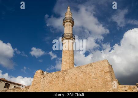 Neratze auch bekannt als Gazi Hussein Moschee mit seinem Turm. Intensive weiße Wolken am blauen Himmel. Rethymnon, Kreta, Griechenland. Stockfoto