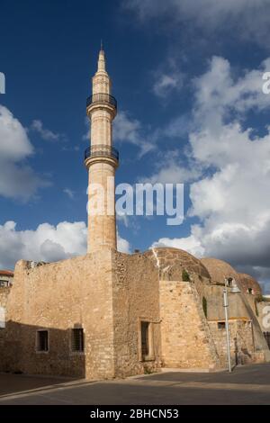 Neratze auch bekannt als Gazi Hussein Moschee mit seinem Turm. Intensive weiße Wolken am blauen Himmel. Rethymnon, Kreta, Griechenland. Stockfoto