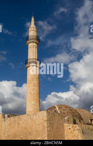 Neratze auch bekannt als Gazi Hussein Moschee mit seinem Turm. Intensive weiße Wolken am blauen Himmel. Rethymnon, Kreta, Griechenland. Stockfoto