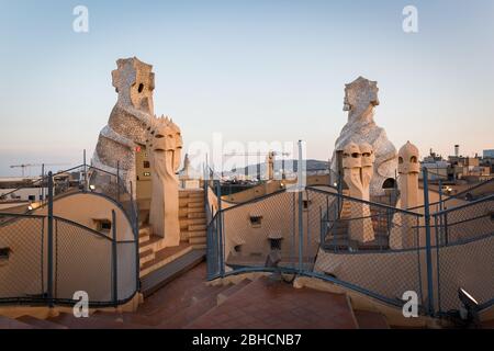 Barcelona, Casa Mila - La Pedrera Dachterrasse bei Sonnenuntergang, keine Menschen. Stockfoto