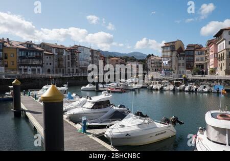 Binnenhafen in Llanes, Asturien, Nordspanien Stockfoto
