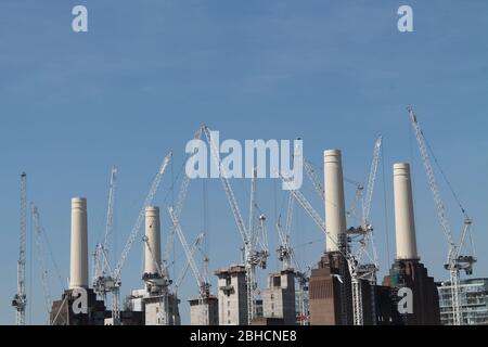 Eine große Sammlung von Kranen auf einer riesigen Baustelle. Stockfoto