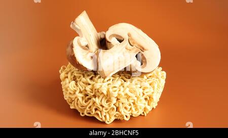 Asiatische Instant-Nudeln und Pilze, traditionelle orientalische Speisen Ramen und Gemüse. Fastfood. Das Konzept des Vegetarismus. Pasta, für die preparati Stockfoto