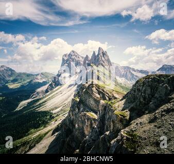 Seceda Berg und blauer Himmel von oben. Trentino, Dolomiten, Italien Stockfoto