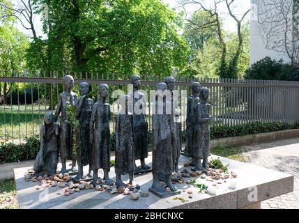 Berlin, Deutschland. April 2020. Vor dem Alten Jüdischen Friedhof in der Großen Hamburger Straße in Mitte steht die Skulptur Jüdische Opfer des Faschismus des Bildhauers will Lammert. Der Friedhof ist eine Grabstätte der Jüdischen Gemeinde Berlin. 1985 wurde die Skulptur, die ursprünglich 1957 für die Gedenkstätte Ravensbrück geschaffen wurde, an der Stelle des zerstörten Altvolk-Hauses neben einem bestehenden Gedenkstein errichtet. Es besteht aus 13 Personen Skulpturen in Bronze. Quelle: Jens Kalaene/dpa-Zentralbild/ZB/dpa/Alamy Live News Stockfoto