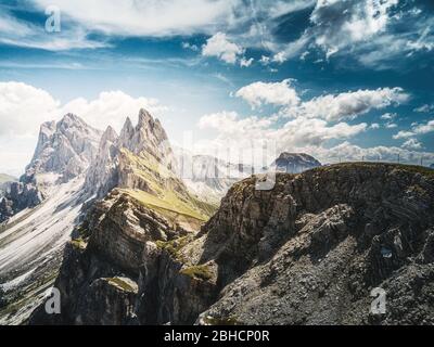 Seceda Berg und blauer Himmel von oben. Trentino, Dolomiten, Italien Stockfoto