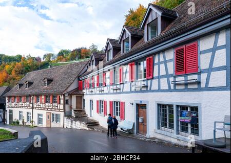 Alte Gebäude an der schmalen Straße vom Bahnhof Neuhausen Rheinfall bis zum Rheinfall am Rhein in der Schweiz Stockfoto