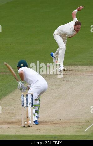 Stuart Breite von England Bowling in Tag zwei des dritten Investec Test Match zwischen England und Südafrika am Oval in London. 28. Juli 2017 Stockfoto