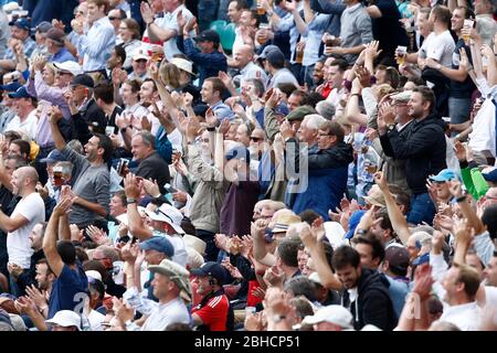 England Anhänger applaudieren Ben schürt von England auf seinem Jahrhundert erreichen während der Tag zwei des dritten Investec Test Match zwischen England und Südafrika am Oval in London. 28. Juli 2017 Stockfoto