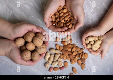 Menschen halten Mandeln, Cashew, Walnüsse flach legen Stockfoto