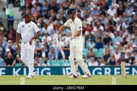 Vernon Philander von Südafrika denkt, er ist Alastair Koch während der Tag einer der dritten Investec Test Match zwischen England und Südafrika am Oval in London entlassen. 27. Juli 2017 Stockfoto