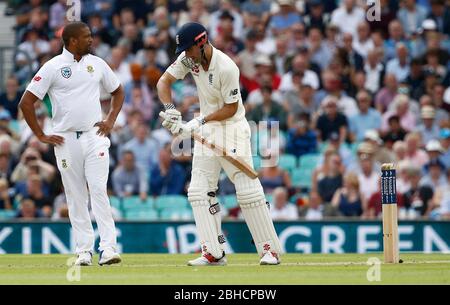 Vernon Philander von Südafrika denkt, er ist Alastair Koch während der Tag einer der dritten Investec Test Match zwischen England und Südafrika am Oval in London entlassen. 27. Juli 2017 Stockfoto