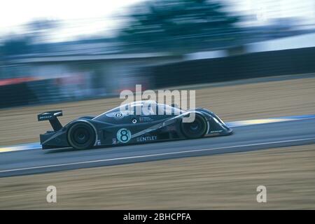 Bentley Speed 8 Nummer 8 beim 24-Stunden-Rennen von Le Mans 2001 Stockfoto