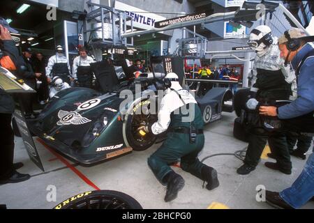 Bentley Speed 8 Nummer 8 in der Box bei Nacht beim 24-Stunden-Rennen von Le Mans 2001 Stockfoto