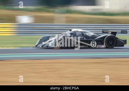 Bentley Speed 8 Nummer 8 beim 24-Stunden-Rennen von Le Mans 2001 Stockfoto