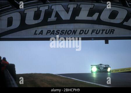 Bentley Speed 8 Nummer 8 beim 24-Stunden-Rennen von Le Mans 2001 Stockfoto