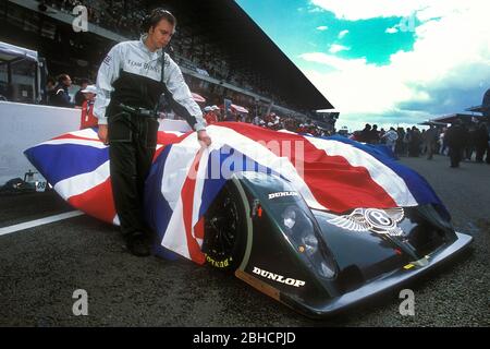 Bentley Speed 8 Nummer 8 beim 24-Stunden-Rennen von Le Mans 2001 Stockfoto